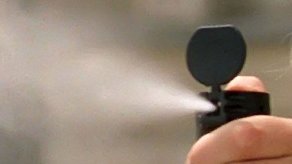 Auf dem Roßmarkt in Zeitz hat laut Polizei am Mittwoch ein 22-Jähriger bei einer Auseinandersetzung Pfefferspray gezückt. 