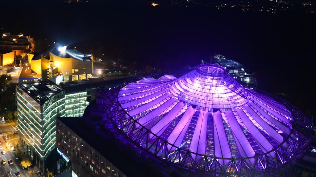 Das Zeltdach könnte Kulisse für einen Science-Film sein - nun wird sie es für Schlittschuhläufer. (Archivbild)