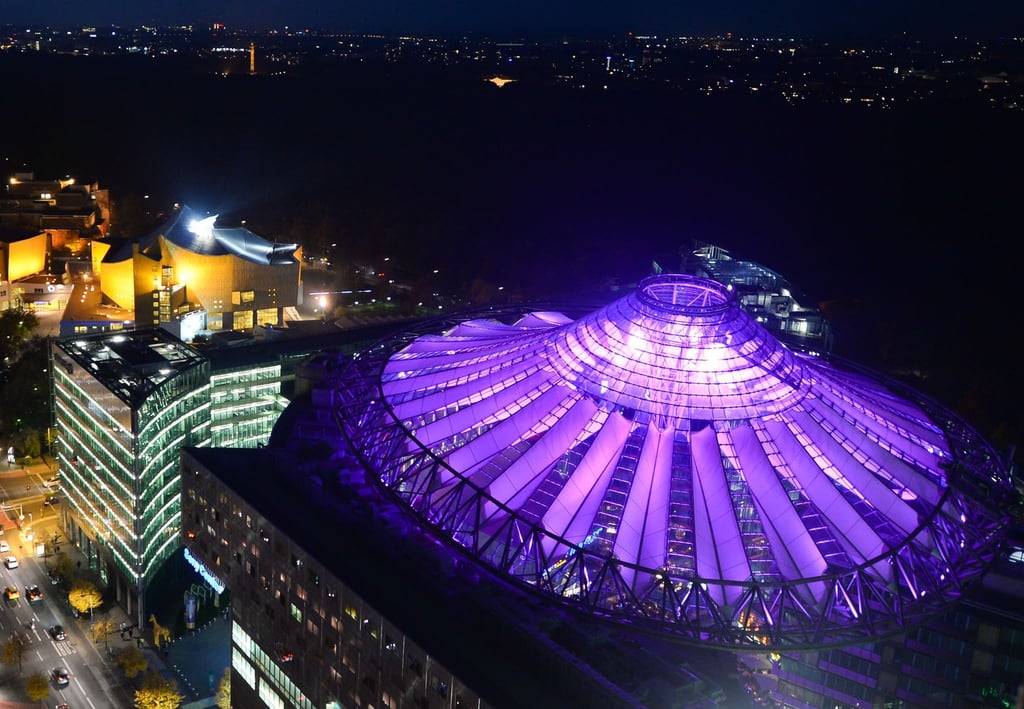 Das Zeltdach könnte Kulisse für einen Science-Film sein - nun wird sie es für Schlittschuhläufer. (Archivbild)
