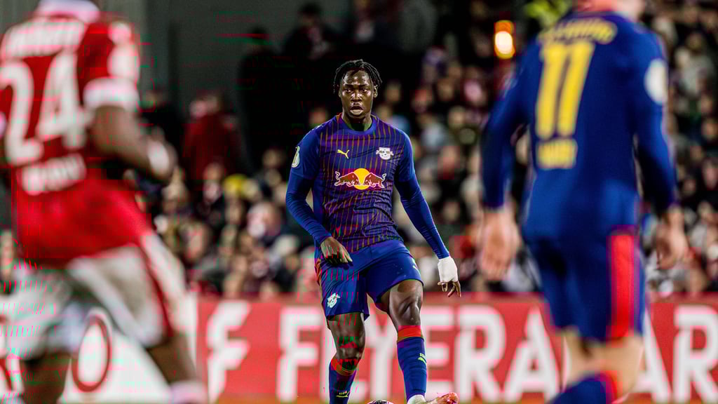 El Chadaille Bitshiabu (Mitte) bei seinem Einsatz im DFB-Pokal in Cottbus.