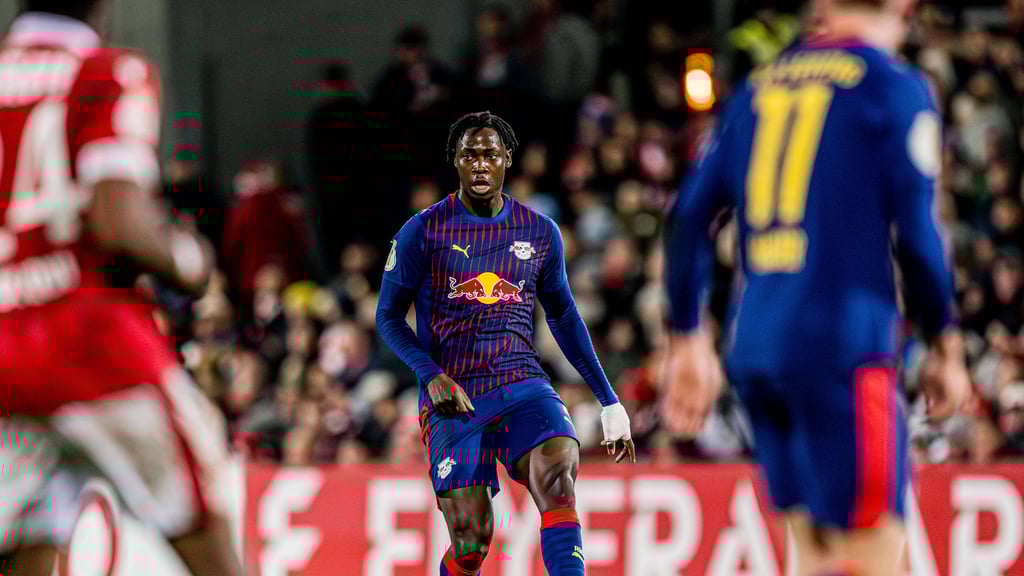 El Chadaille Bitshiabu (Mitte) bei seinem Einsatz im DFB-Pokal in Cottbus.