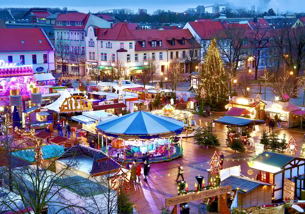Der Heele-Christ-Markt auf dem Bernburger Karlsplatz dauert diesmal ganze sechs Wochen und wird über den Jahreswechsel hinaus verlängert.