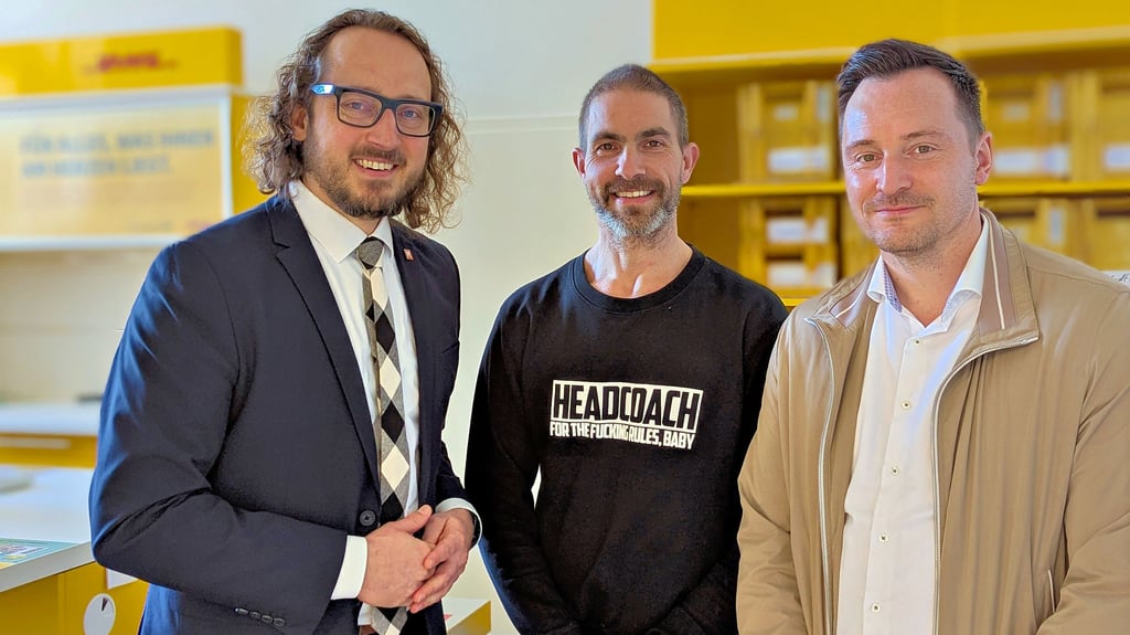 OB Sebastian Müller-Bahr, Postfilialen-Inhaber Heiko Weirauch und Kevin Löber vom Mitz in der neuen Postfiliale in der König-Heinrich-Straße 11