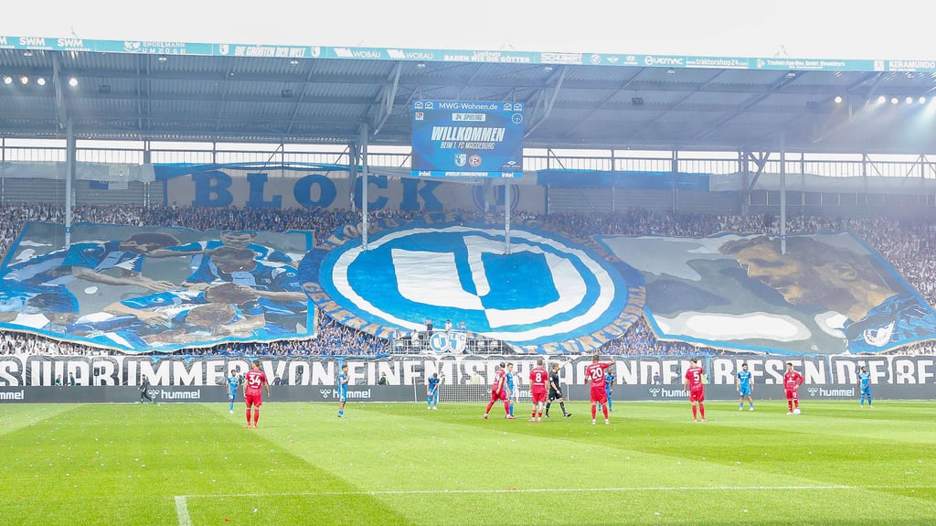 Choreografie der aktiven Fanszene vom 1. FC Magdeburg beim Spiel gegen Fortuna Düsseldorf im Mai 2025.