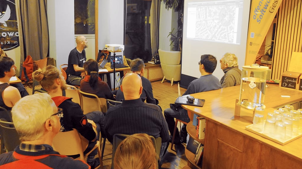 Im Coworking am Klaustor haben sich Interessierte getroffen, um frei zugängliche Datenquellen abseits von Google zu lernen.