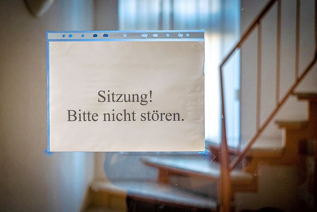 Sitzung! Bitte nicht stören: Den Aufgang zum Sitzungssaal im Rathaus II werden künftig auch die Ortschaftsratsmitglieder Gommern nehmen –  wie viele es sein werden, steht noch nicht fest.
