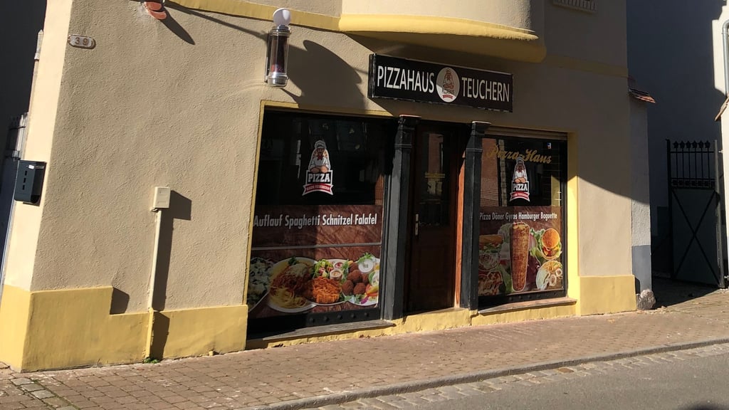 Ein Mann verletzt in Teuchern den Besitzer eines Pizzahauses mit einem Messer. Polizei und Bürgermeister reagieren.&nbsp;