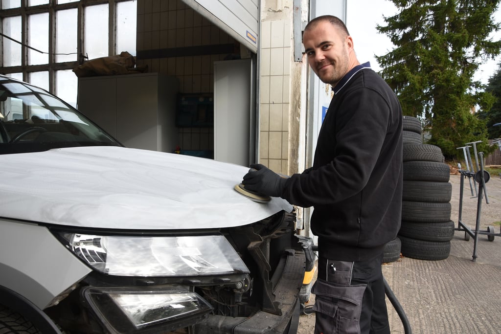 Matthias Alandt in seiner Lackiererei, die sich (noch) in Kalbe befindet.
