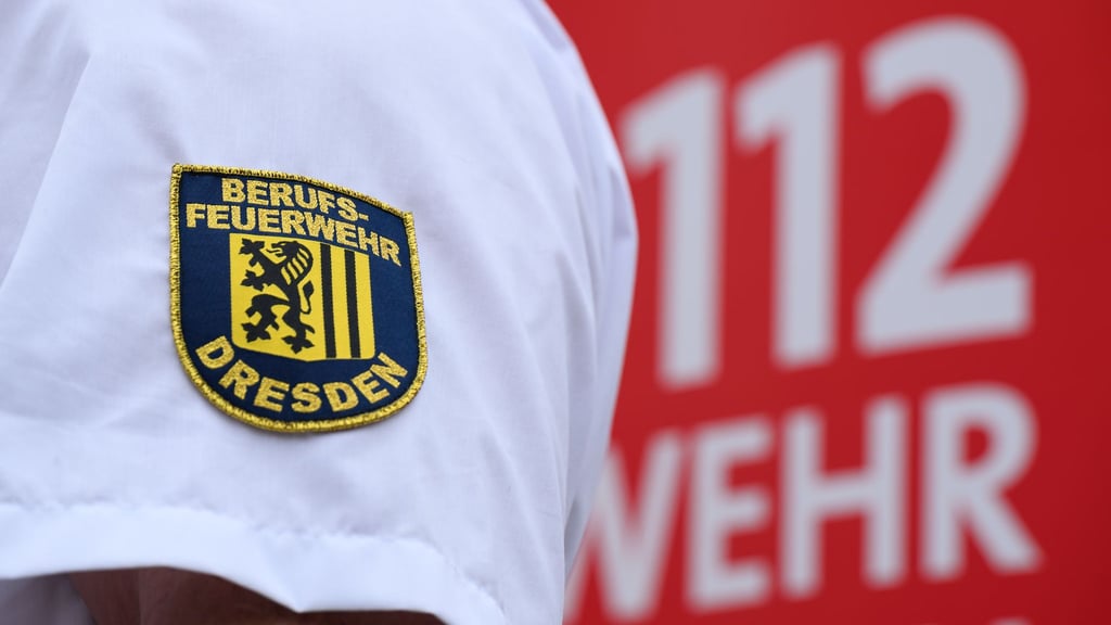 Einen Autobrand löschte die Feuerwehr in Dresden. (Symbolbild)