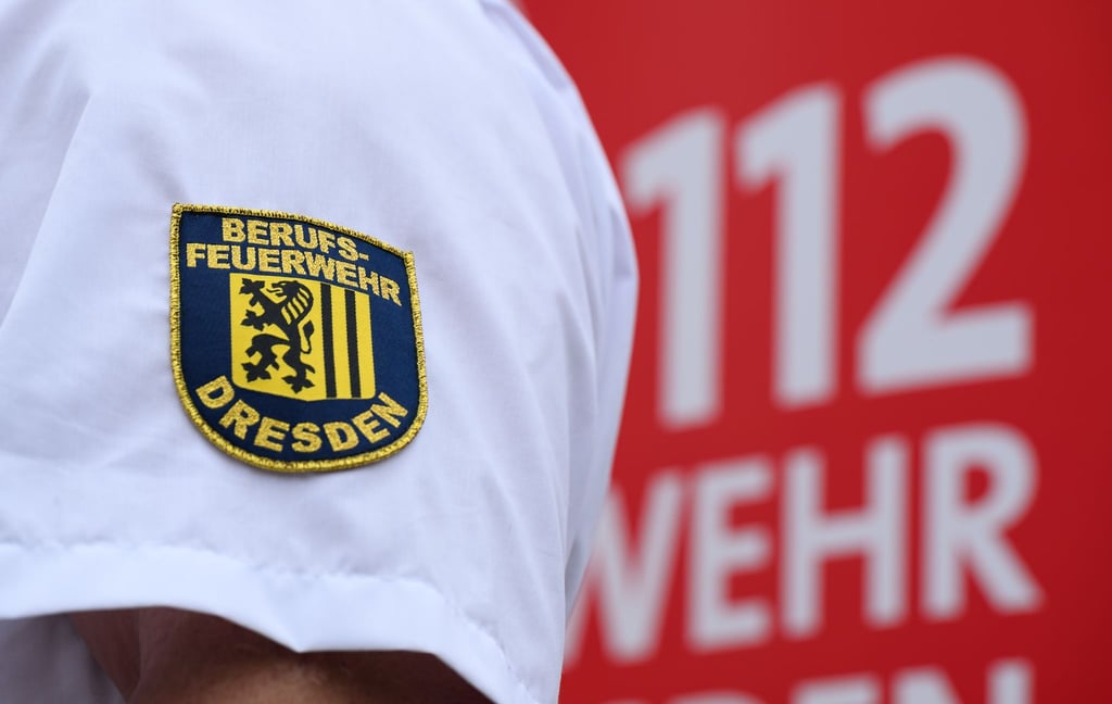 Einen Autobrand löschte die Feuerwehr in Dresden. (Symbolbild)