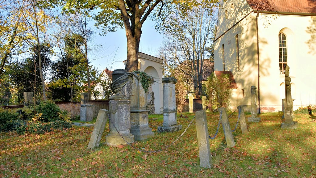Die Stadt kann die nötige Pflege  rund um den Barockfriedhof nicht mehr stemmen.