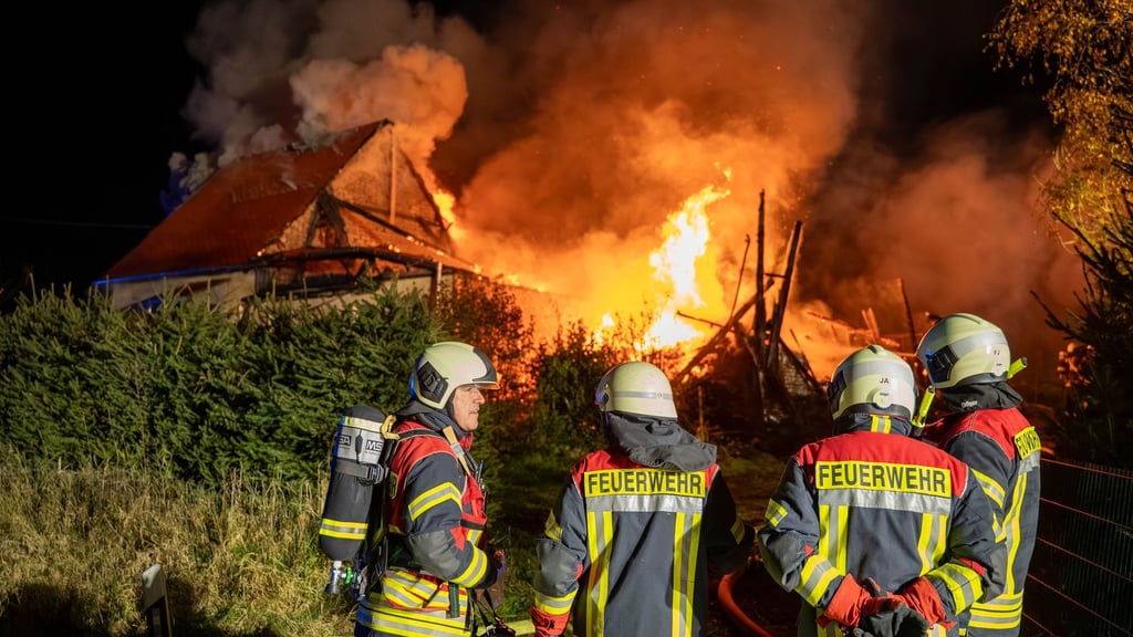 Das Feuer war zunächst in einem Anbau des Hauses ausgebrochen.