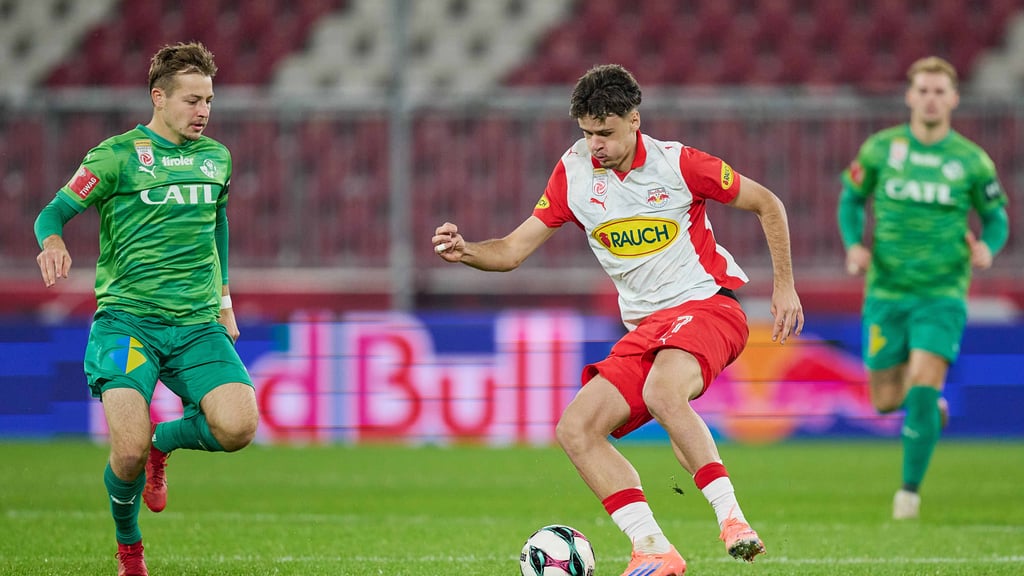 Kerim Alajbegovic für Red Bull Salzburg am Ball.