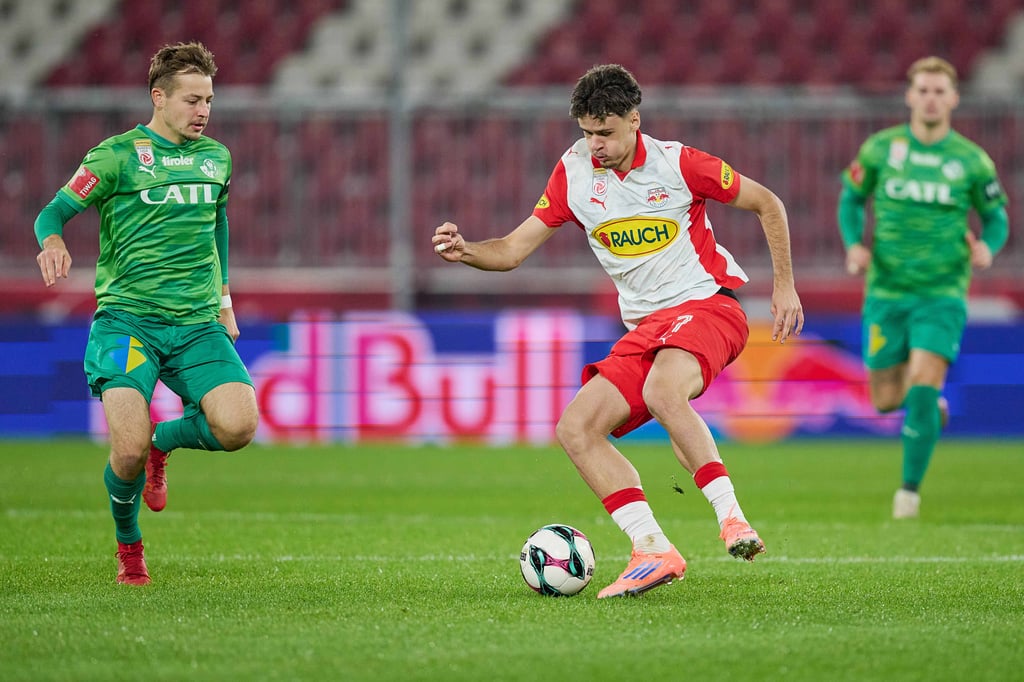 Kerim Alajbegovic für Red Bull Salzburg am Ball.
