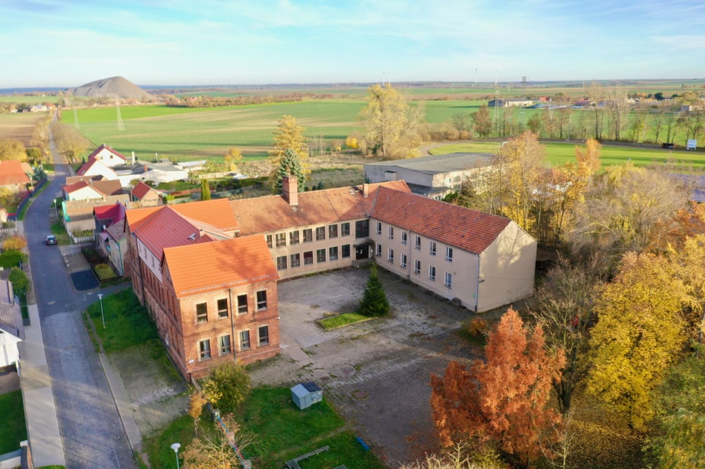 Blick auf das Gebäuder der ehemaligen Sekundarschule in Siersleben. Wenn der Antrag Erfolg hat, könnte dort das kommunale Digitalisierungszentrum entstehen.