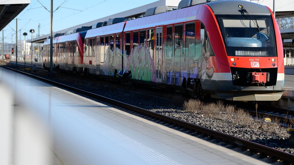 Am Braunschweiger Hauptbahnhof wurde ein bewaffneter Mann von Polizisten gestellt. (Symbolbild)