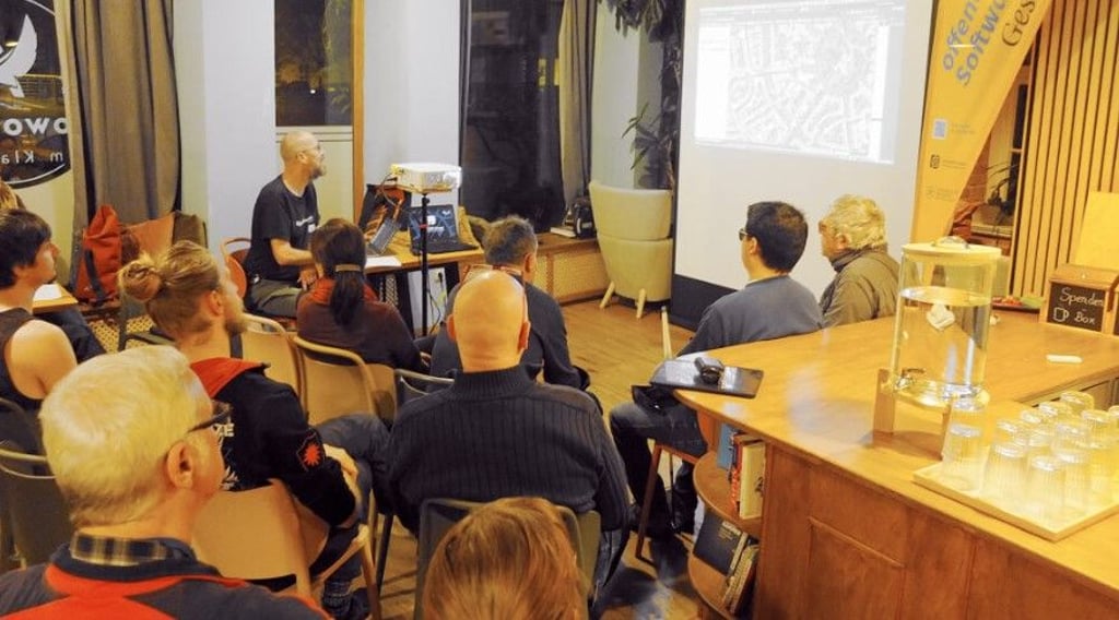 Im Coworking am Klaustor haben sich Interessierte getroffen, um frei zugängliche Datenquellen abseits von Google zu lernen.