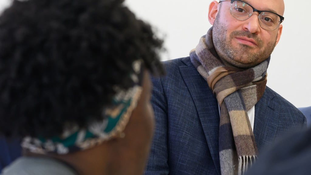 Innenminister René Wilke sieht in dem geplanten Landesaufnahmegesetz eine Entlastung für Kommune.