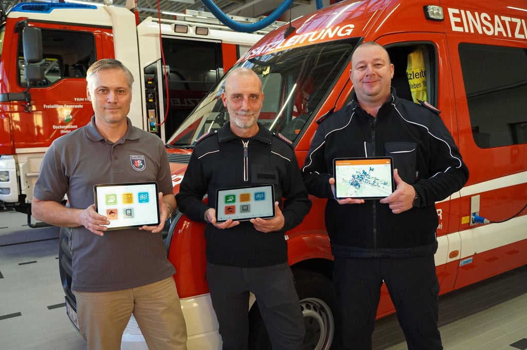 Nehmen die neuen Tablets entgegen: Matthias Hinz von der Feuerwehr Oschersleben, Stadtwehrleiter Carsten Loof und der stellvertretende Stadtwehrleiter Heiko Lindecke (von links).