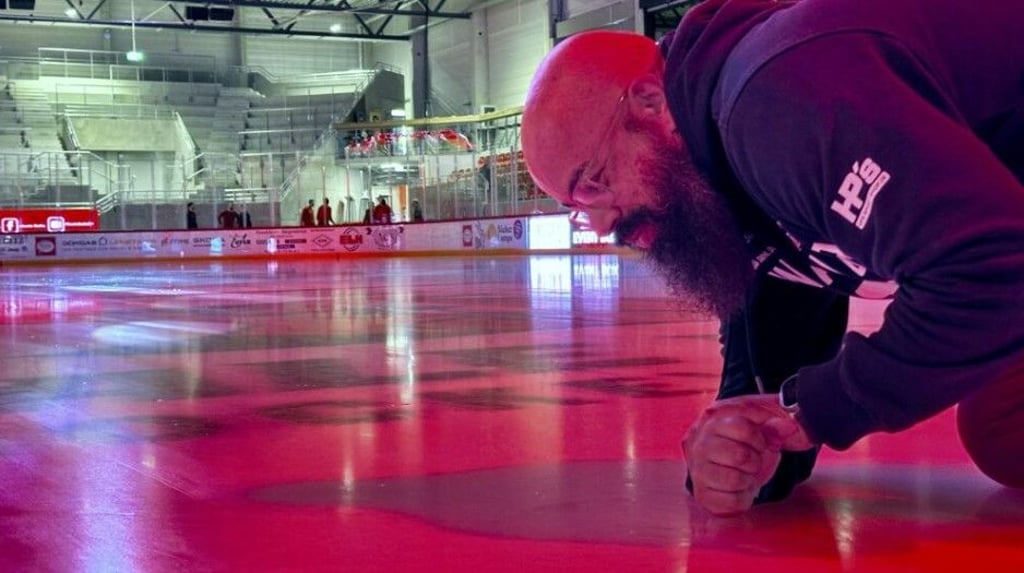 Wie ist das Eis? Oliver Vogel geht auf Tuchfühlung.