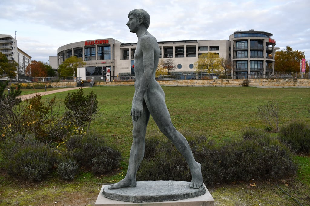 Das Kunstwerk „Schreitender“ in Magdeburg wurde nach einem Fall von Vandalismus repariert und wieder aufgestellt.