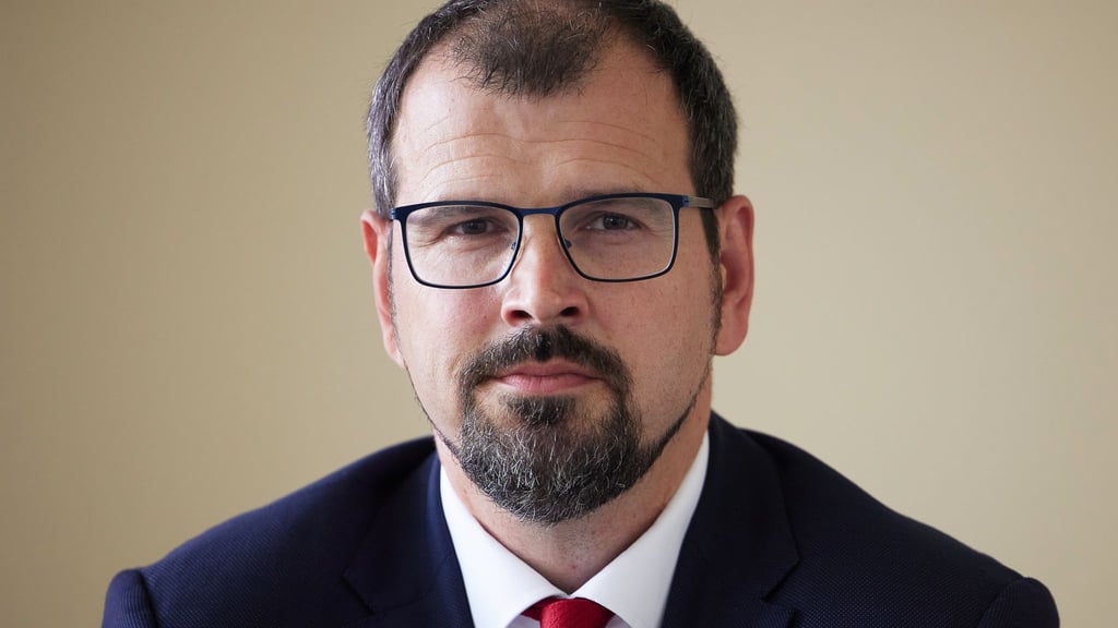 Bildungsminister Steffen Freiberg will Lehrerinnen und Lehrer entlasten, nachdem sie zu mehr Unterrichtsstunden verpflichtet wurden. (Archivbild)