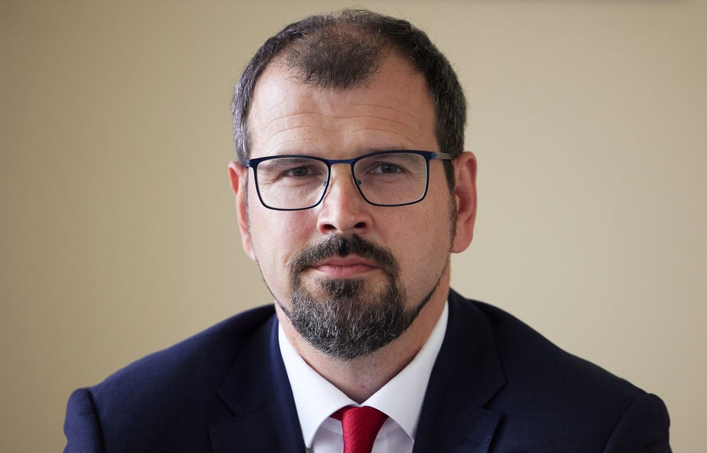 Bildungsminister Steffen Freiberg will Lehrerinnen und Lehrer entlasten, nachdem sie zu mehr Unterrichtsstunden verpflichtet wurden. (Archivbild)