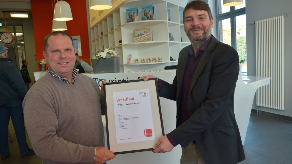Martin Schulze (r.), Geschäftsführer des Landestourismusverbandes Sachsen-Anhal, überreicht das Zertifikat der „i-Marke“ an Patrick Thräne, Leiter des Wobau-Bahnhofscenters.