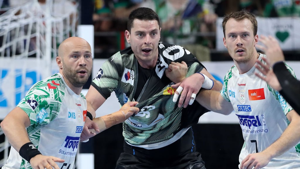 Sowohl die Magdeburger Oscar Bergendahl (l.) und Felix Claar sowie den Berliner Mijajlo Marsenic erwarten im Viertelfinale eine harte Nuss. Der SCM empfängt Flensburg. Die Füchse haben Kiel zu Gast.