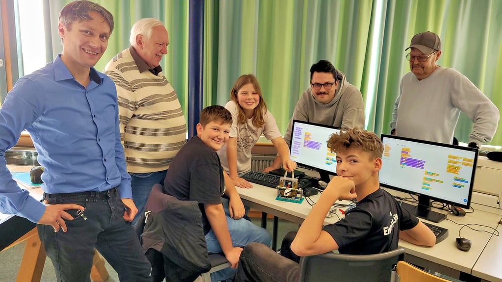 Lehrer Tobias Büttcher (2. hinten rechts) und Carsten Siechmund sowie Klaus-Dieter Schmeer (1. und 2. v. l.) von der Hochschule Merseburg stellen mit Marc Erler (vorne rechts) und weiteren Schülern Peristaltikpumpen her und programmieren dafür eine Zeitschaltuhr und weitere Dinge.