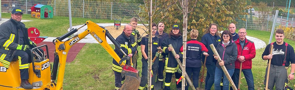 Die zwei Bäume wurden von dieser Gruppe auf das Gelände der neuen Kita in Uichteritz gepflanzt. 