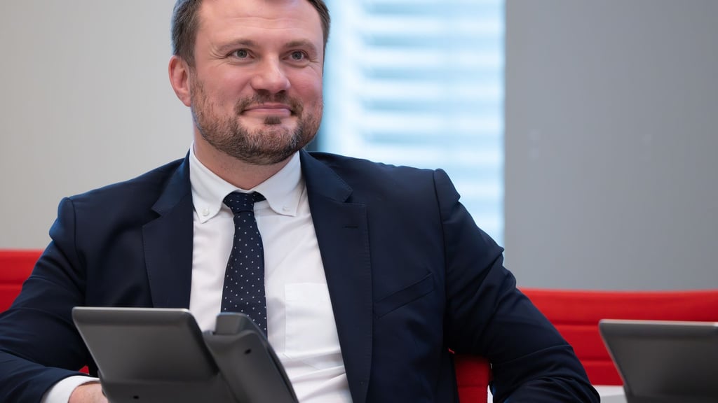 Brandenburgs Wirtschaftsminister Keller fordert billigeren Industriestrom. (Archivbild)