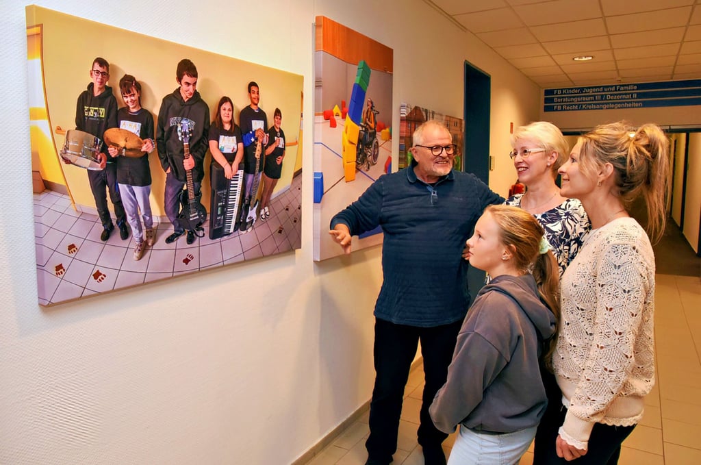 „Gesicht zeigen“ heißt die neue Ausstellung in der „Galerie am Quadrat“: Zu sehen sind besondere Schülerporträts von Harald Hirsch. 