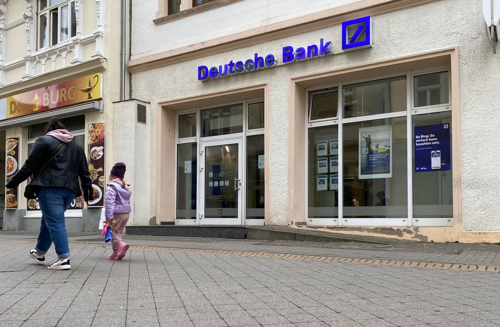 Blick auf die Filiale der Deutschen Bank in Burg, die an der Schartauer Straße zu finden ist. Nun steht fest, wann sie geschlossen wird.