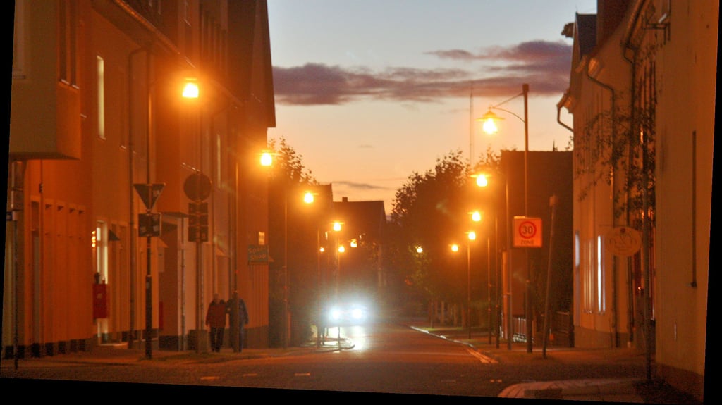 Ob und wie lange die Laternen in Osterburg (wie hier in der Poststraße) nachts leuchten, könnte sich demnächst ändern.