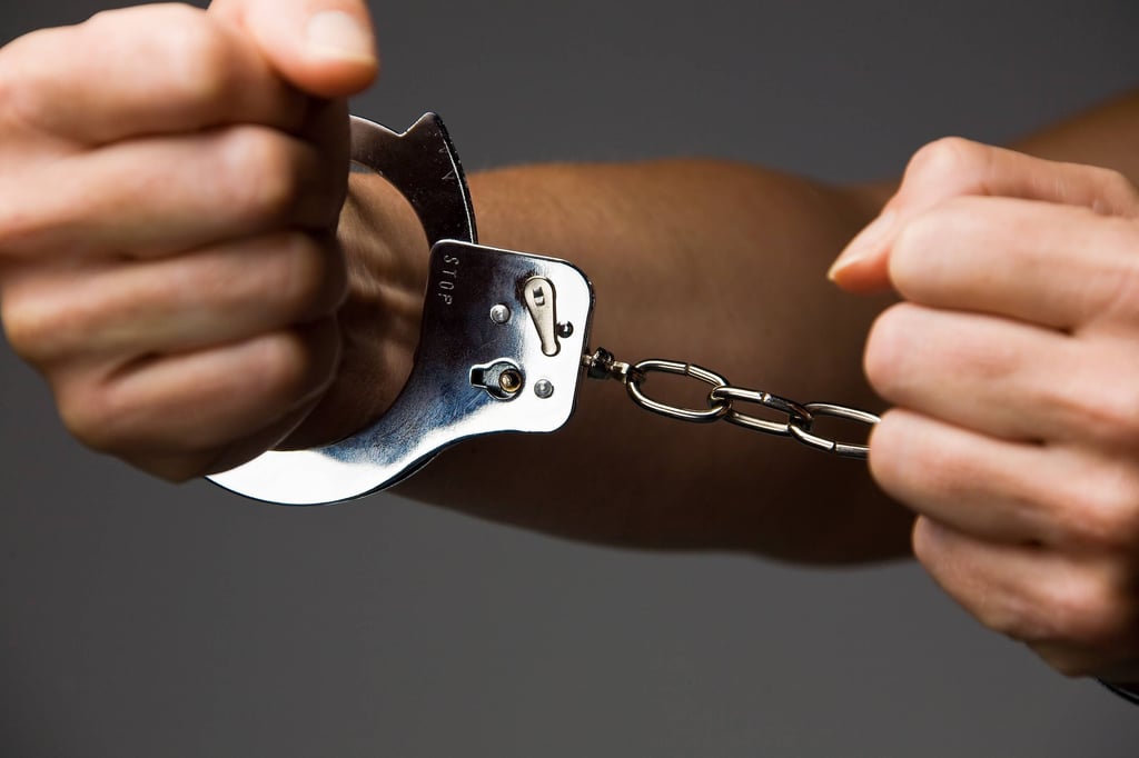 <source>imago/McPHOTO<sha1>Pg1a2g3eo26jd5ecXc0O796qK6e</sha1><p> Wegen sexuellen Missbrauch Schutzbefohlener in Tateinheit mit Vergewaltigung ist am Mittwoch ein Mann aus dem Altmarkkreis Salzwedel vom Landgericht Stendal, wie von der Staatsanwaltschaft gefordert, zu sechs Jahren Haft verurteilt worden.</p><p>Lesen Sie auch: <a href="https://www.volksstimme.de/lokal/salzwedel/prozess-um-sexuelle-gewalt-zeugenaussagen-zeichnen-bild-der-15-jahrigen-4143065">Gerichtsprozess in Stendal Prozess um sexuelle Gewalt: Zeugenaussagen zeichnen Bild der 15-Jährigen</a></p><p> Zudem muss er dem Opfer, der Tochter seiner früheren verstorbenen Lebensgefährtin, 10.000 Euro Schmerzensgeld und den größten Teil der Gerichtskosten zahlen.</p><h2>Mann bestreitet Taten vehement</h2><p>Bis zuletzt hatte der Mitvierziger die Taten „vehement“ bestritten, so sein Verteidiger. Der Rechtsanwalt forderte einen Freispruch für seinen Mandanten, da es doch erhebliche Zweifel an der „mutmaßlichen Geschädigten“ und Widersprüche in ihren Aussagen gebe. </p><p>Bereits zu Beginn des Prozesstages hatte eine Sachverständige zur Frage ausgesagt, ob die Schilderungen des Opfers zu den drei Tatvorwürfen glaubhaft seien.</p><h2>Sachverständiger spricht von leichter Intelligenzminderung</h2><p>Die Diplompsychologin hatte zunächst von der leichten Intelligenzminderung der Jugendlichen berichtet. Sie habe eine „sehr einfach strukturierte Denkweise“ und sei keinesfalls in der Lage, „solch komplexe Zusammenhänge herzustellen“, wie es die von ihr geschilderten Taten darstellten. Es gebe auch keinerlei Anzeichen für eine unbewusste Falschaussage. </p><p>Dass die Aussagen bei der Betreuerin, vor der Polizei oder auch im Gerichtssaal nicht hundertprozentig übereinstimmten, sei ganz normal. „Das Gedächtnis ist kein Computer“, und der „Arbeitsspeicher“ des Opfers sei zudem begrenzt. Würde der Mensch sich immer alle Details abspeichern, dann würde der Kopf „schlicht platzen“.</p><h2>Keinerlei Motiv erkannt, den Geschädigten zu belasten</h2><p><a href="https://www.volksstimme.de/lokal/salzwedel/vergewaltigung-jugendliche-altmarkkreis-4140918">Zudem habe sie bei dem Mädchen keinerlei Motiv erkennen können, warum sie den Angeklagten belasten wollte. </a>Im Gegenteil: Durch die Aussage habe sie sich letztlich ihrer einzig verbliebenen Bezugsperson, die sie als Papa bezeichnete, und auch dessen neuer Familie beraubt. Mit der neuen Frau ihres Pflegevaters habe sie sich offenkundig gut verstanden und auch auf die neue Wohnung gefreut. Sie habe nur gewollt, „dass das aufhöre und ihrer Halbschwester nicht ähnliches passiere“.</p><p>Bei der Vorbereitung des Umzugs in die neue Wohnung war es Mitte 2023 zu der Vergewaltigung gekommen. Der Angeklagte soll sie zunächst angewiesen haben, sich auszuziehen und auf eine Matratze zu legen. Die Jugendliche habe angenommen, der Mann wolle sie wieder am Körper berühren, wie er dies seit längerer Zeit immer wieder getan habe. </p><h2>Revision gegen das Urteil ist möglich</h2><p>Diesmal jedoch kam es zum mit Schmerzen verbundenen  Geschlechtsverkehr. Damit war für die damals 15-Jährige offenbar eine Grenze überschritten, so dass sie davon ein paar Tage später ihrer Betreuerin erzählte, obwohl ihr der Angeklagte dieses ausdrücklich verboten hatte.</p><p>Ursprünglich hatte die Staatsanwaltschaft sogar sieben Taten angeklagt. Vier Taten wurden allerdings aus der Anklage herausgenommen. Wie jetzt bei einer der drei verbliebenen Taten hatte das Gericht keine ausreichende Präzisierung des Tatgeschehens gesehen, um die Taten zu beweisen. Es bezweifelte aber nicht, dass es die vom Opfer geschilderten vermutlich über Jahre erfolgten sexuellen Handlungen des Angeklagten gegeben hat. An eine der aktuell angeklagten Taten vermochte sie sich aber im Gerichtssaal im Gegensatz zu früher nicht explizit erinnern.</p><p>Bereits 2018 hatte das Mädchen einer Lehrerin erzählt, der Angeklagte wecke sie nachts, um sie zu berühren. Hatte der Angeklagte zuvor geschildert, die Stieftochter habe diese Behauptung zurückgenommen, stand im Vermerk des Jugendamtes von 2018 explizit, die Aussage habe nicht bestätigt werden können. Der Angeklagte kann gegen das Urteil Revision einlegen.</p>