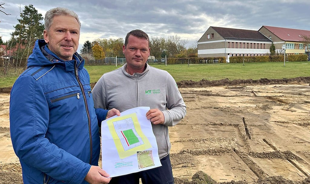 Vereinsvorsitzender Rainer Dittrich und Bauleiter Steffen Beilfuß mit dem Plan für die neue Anlage in Grieben.