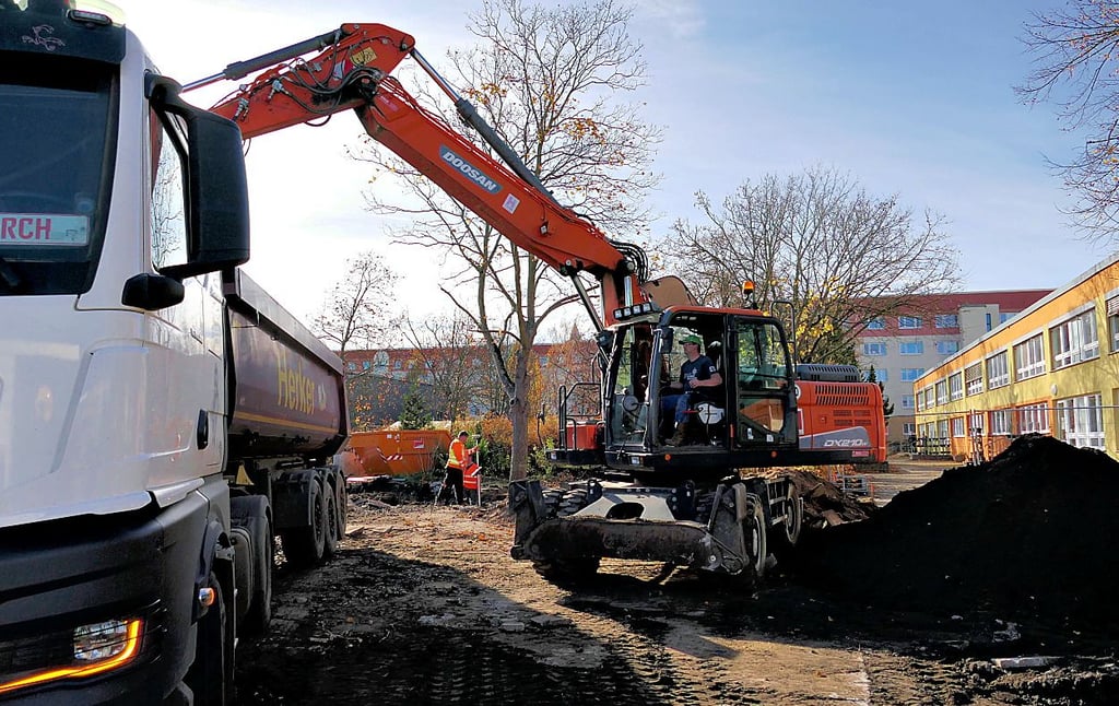 Die Bauarbeiten am Rande des Gartens des Mehrgenerationenhauses sind gestartet. 