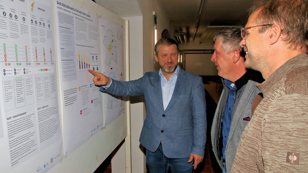 Bürgermeister Sven Hause (l.) ist hier mit den Stadträten Alexander Sieche und Oliver Uhlmann (r.) nach der Vorstellung der Wärmeplanung im Gespräch. 