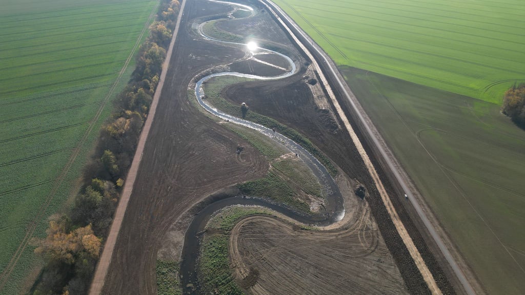 Blick auf den neuen Verlauf der Selke im Salzlandkreis zwischen Hoym und Gatersleben (Aufnahme mit Drohne).