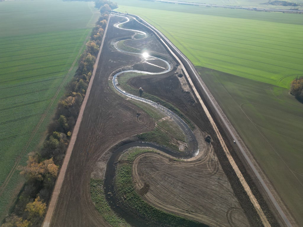 Blick auf den neuen Verlauf der Selke im Salzlandkreis zwischen Hoym und Gatersleben (Aufnahme mit Drohne).