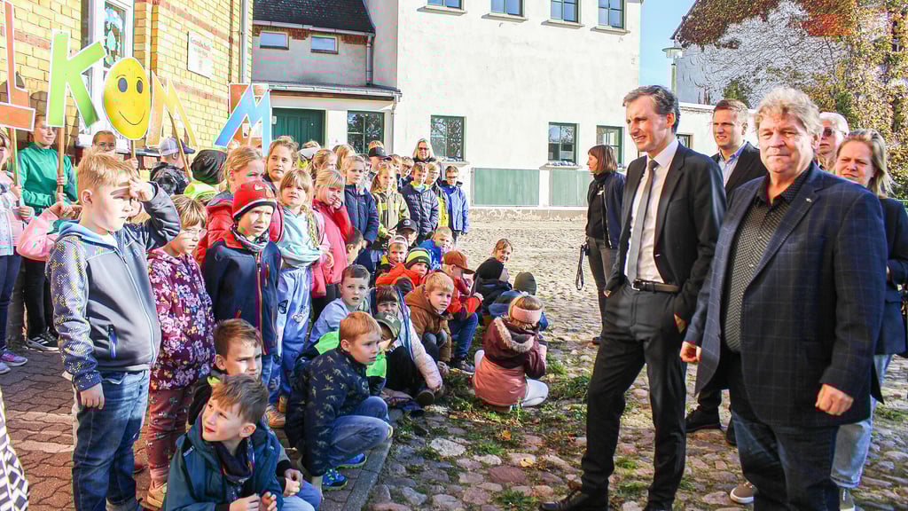Alle Lindauer Grundschüler waren auf dem Schulhof versammelt, um die Gäste zu begrüßen.