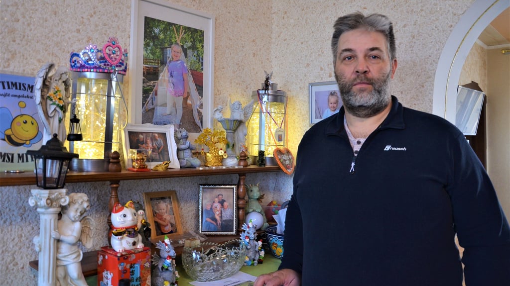 Ralf Tesch steht vor dem kleinen Altar, den er für seine Tochter Cleo mit verschiedensten Glückssymbolen eingerichtet hat. Geholfen hat es leider nicht. Trotz alleinigem Sorgerecht bekommt er die Siebenjährige nicht zurück.