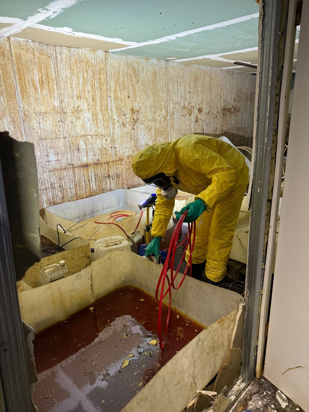 Zollfahndung und Polizei hoben ein großes Drogenlabor in Nauen (Brandenburg) westlich von Berlin aus.