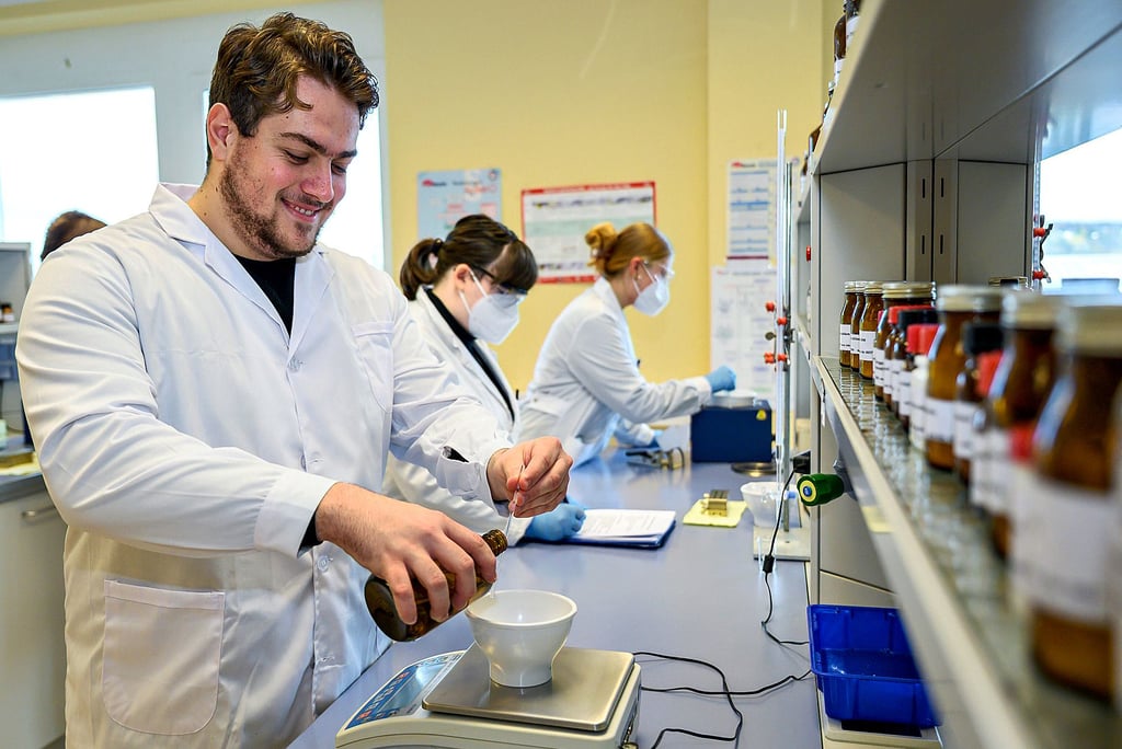 Amar Islamovic kam mit seiner Familie vor sieben Jahren aus Bosnien nach Deutschland. Bei der Medizinischen Berufs-Akademie  lässt sich der 23-Jährige   zum Pharmazeutisch-Technischen Assistenten ausbilden. 