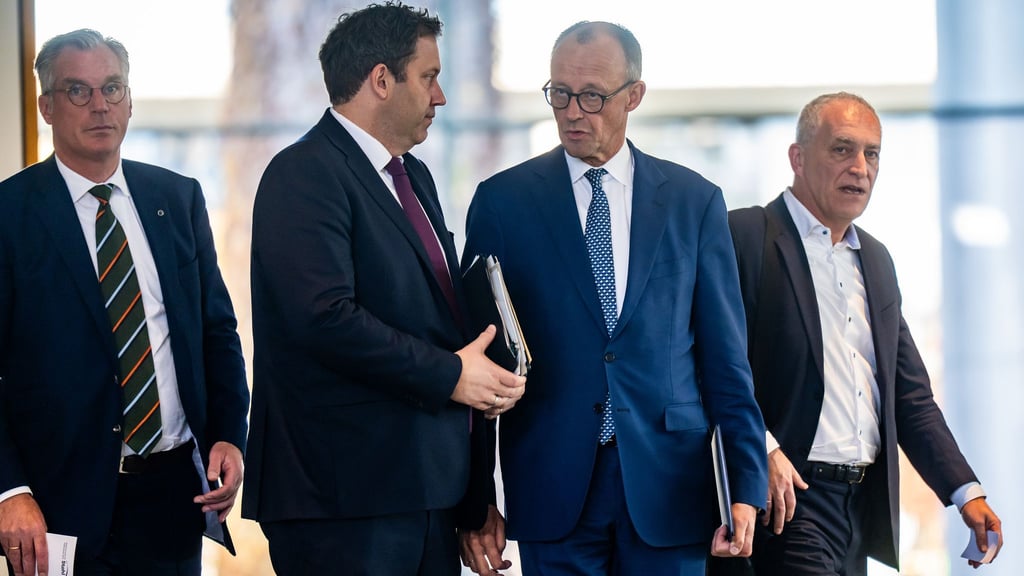 Die Stahlindustrie ist laut Bundeskanzler Merz in einer „existenzbedrohenden Krise“. Bei einem „Stahlgipfel“ im Kanzleramt ging es um Gegenmaßnahmen.