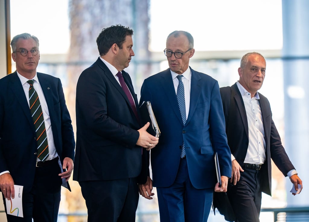 Die Stahlindustrie ist laut Bundeskanzler Merz in einer „existenzbedrohenden Krise“. Bei einem „Stahlgipfel“ im Kanzleramt ging es um Gegenmaßnahmen.