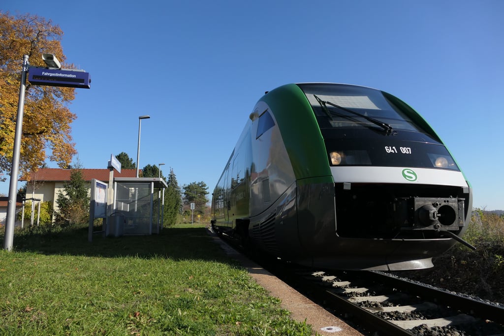 Vorsicht an der Rasenkante: Der Bahnhof Beuna soll nicht nur modernisiert, sondern auch verlegt werden. 