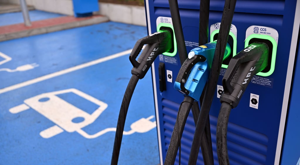 Immer mehr Ladestationen für E-Autos entstehen in Magdeburg, gerade auch an Einkaufsorten.