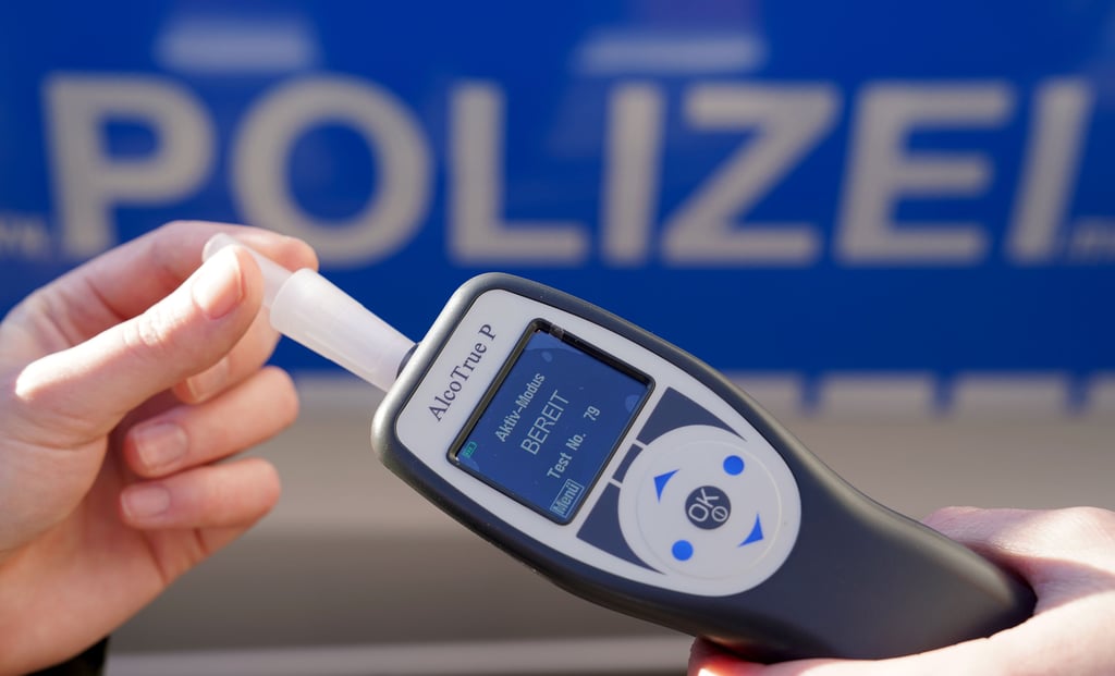 Mehr als 2 Promille hat ein LKW-Fahrer gehabt, als er hinter dem Steuer saß, gemessen mit einem Atemalkohol-Messgerät.